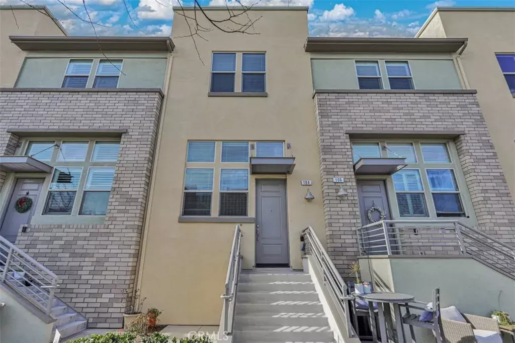 Hawthorne, CA 90250,12823 Manhattan Court #104