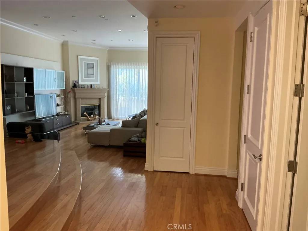 Beverly Hills, CA 90212,132 S Maple Drive #101
