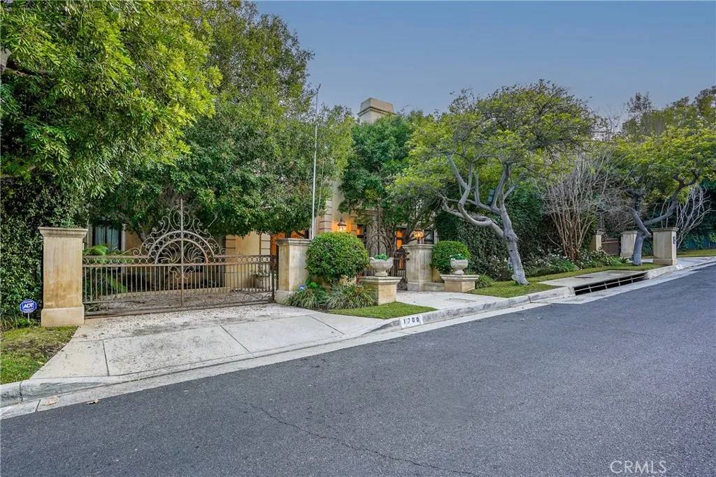 Beverly Hills, CA 90210,1700 Green Acres Drive
