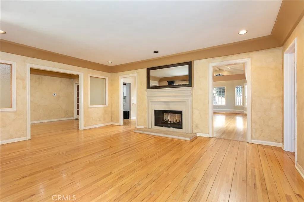 Granada Hills, CA 91344,10915 White Oak Avenue