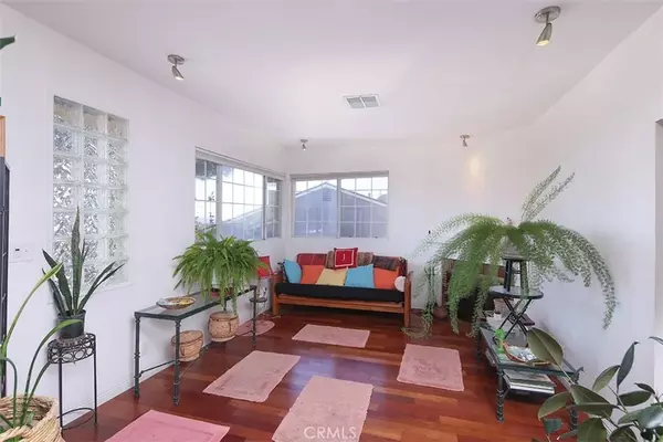 La Crescenta, CA 91214,3953 Santa Carlotta