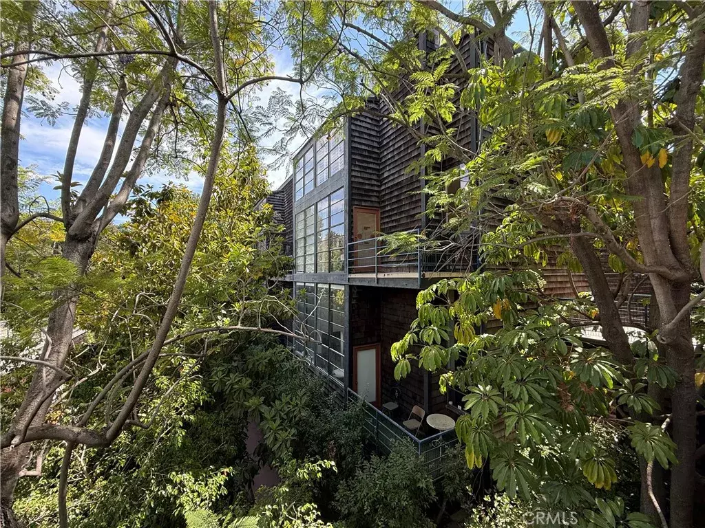 Los Angeles, CA 90068,3884 Fredonia Drive #F