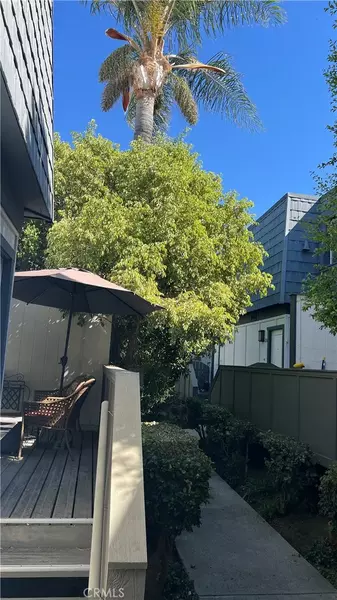 18550 Hatteras #118, Tarzana, CA 91356