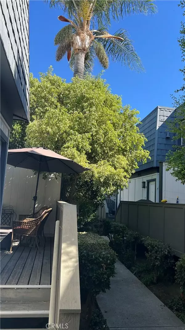 18550 Hatteras #118, Tarzana, CA 91356
