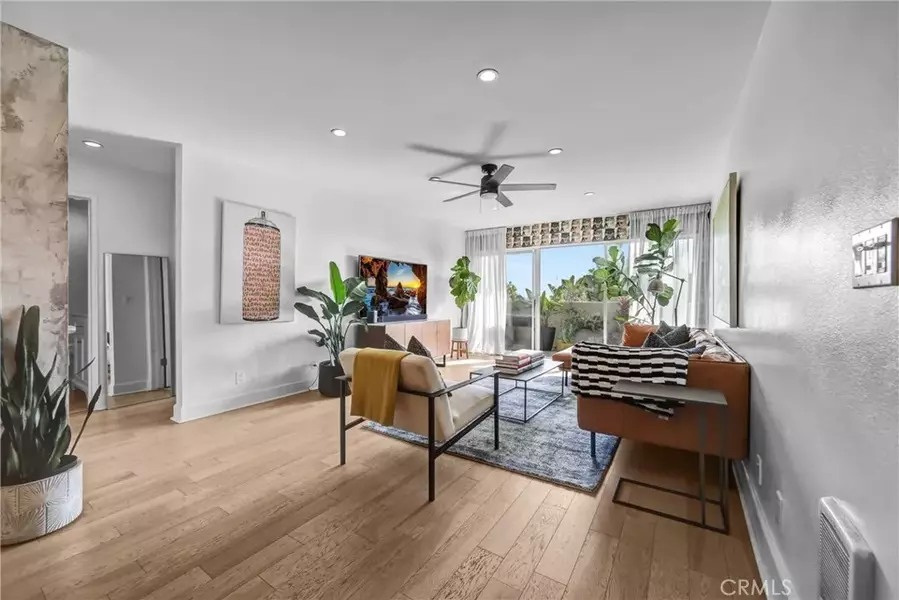 8400 De Longpre #212, West Hollywood, CA 90069