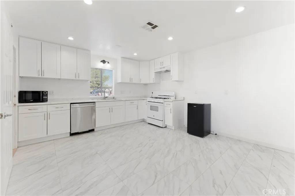 Lancaster, CA 93536,3044 W Avenue L2
