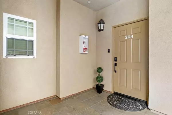 North Hollywood, CA 91602,10715 Camarillo Street #204