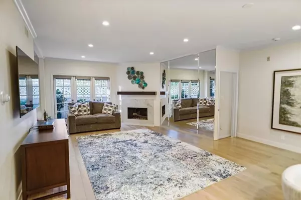 Toluca Lake, CA 91602,4401 Moorpark Way #101