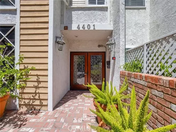 Toluca Lake, CA 91602,4401 Moorpark Way #207