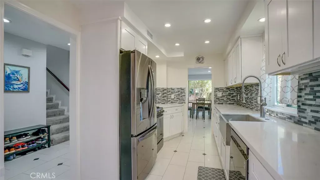 5243 Yarmouth Avenue #27, Encino, CA 91316
