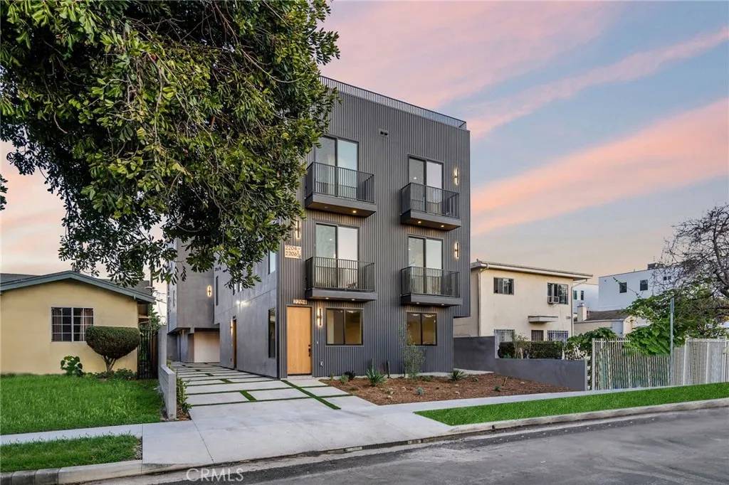 2204 Carmona Avenue, Los Angeles, CA 90016