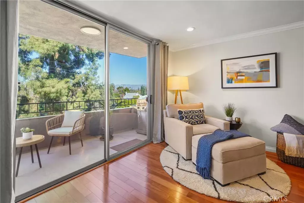 Encino, CA 91436,16012 Moorpark Street #301A
