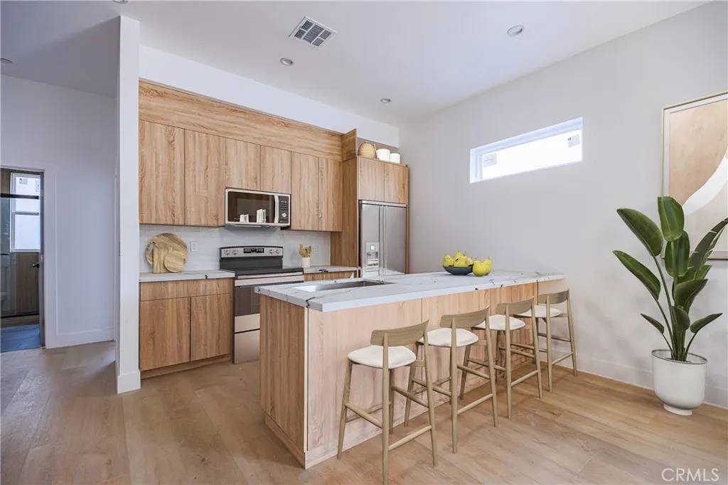 North Hollywood, CA 91601,5663 Case Avenue