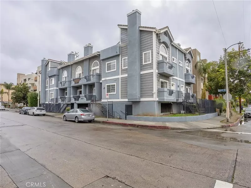 5004 Bakman Avenue #102, North Hollywood, CA 91601