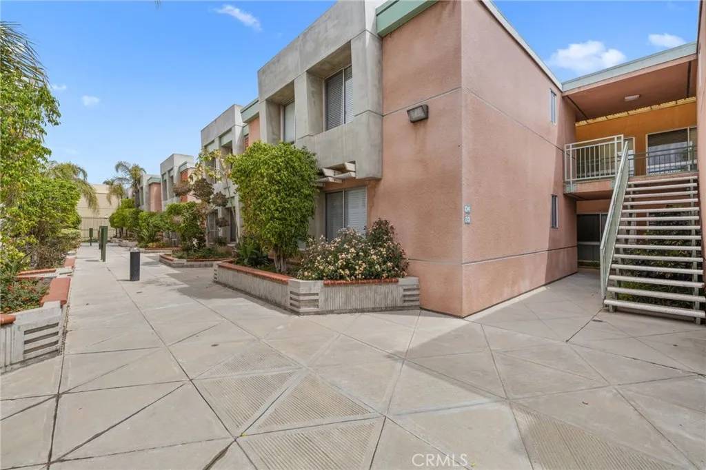 Encino, CA 91316,5301 Balboa Boulevard #D1
