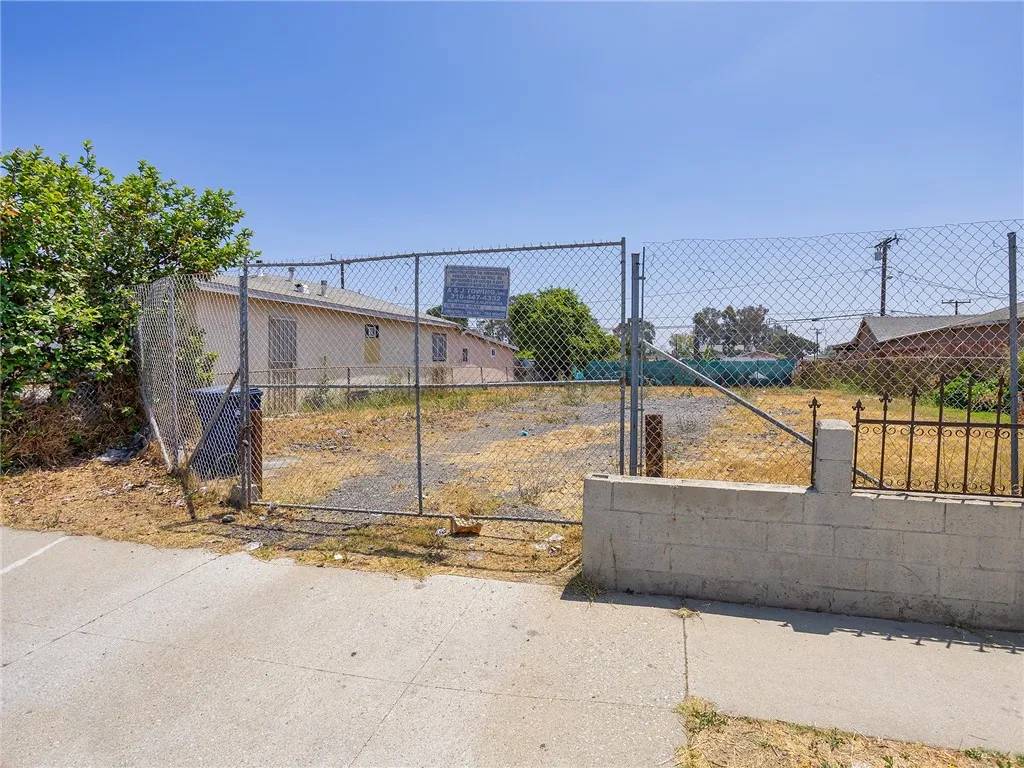 13120 S Main, Los Angeles, CA 90061