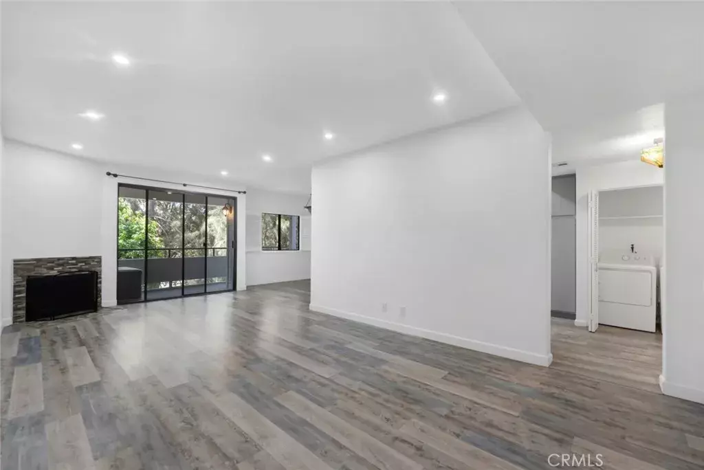 Sherman Oaks, CA 91423,13331 Moorpark Street #206