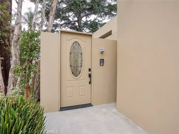 Los Angeles, CA 90068,7283 Pacific View Drive