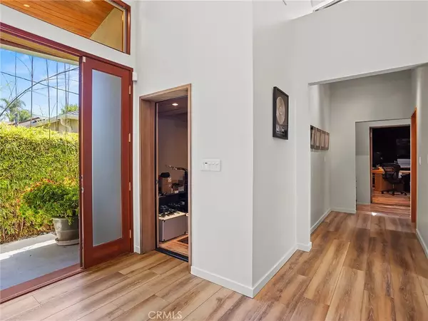 Encino, CA 91316,5762 Andasol Avenue