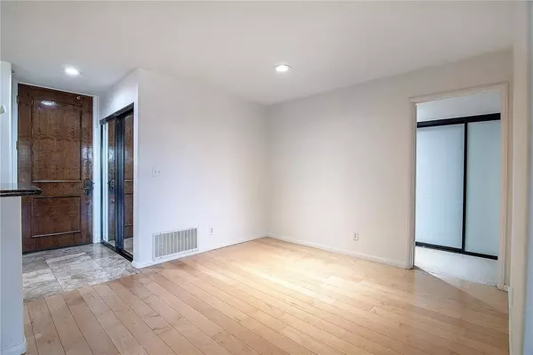 County - Los Angeles, CA 90012,121 S Hope St #333