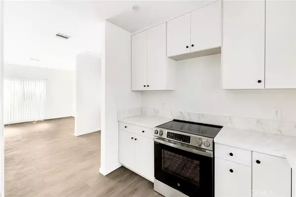 Van Nuys, CA 91406,7044 White Oak #A