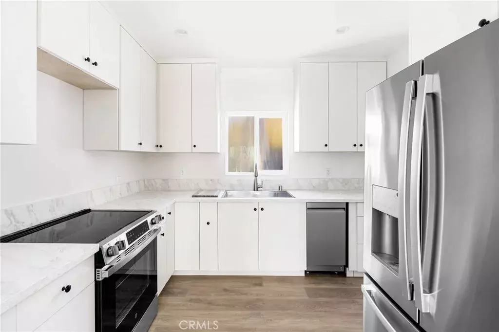 Van Nuys, CA 91406,7044 White Oak #A