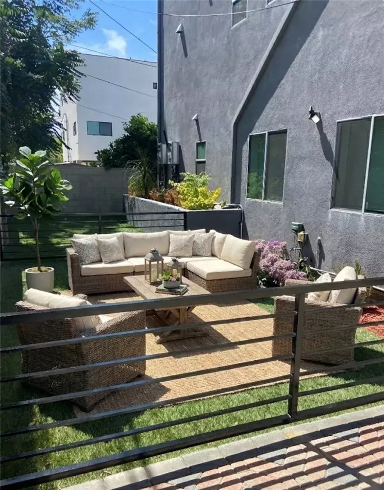 North Hollywood, CA 91601,11516 Emelita Street