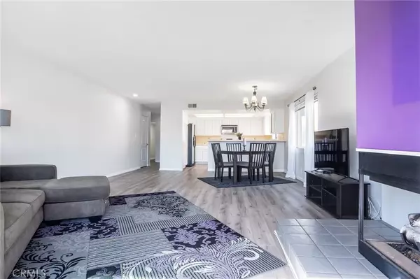 Long Beach, CA 90803,3833 E 2nd Street #203
