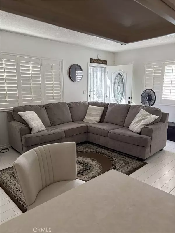 Commerce, CA 90040,2206 Cowlin Avenue