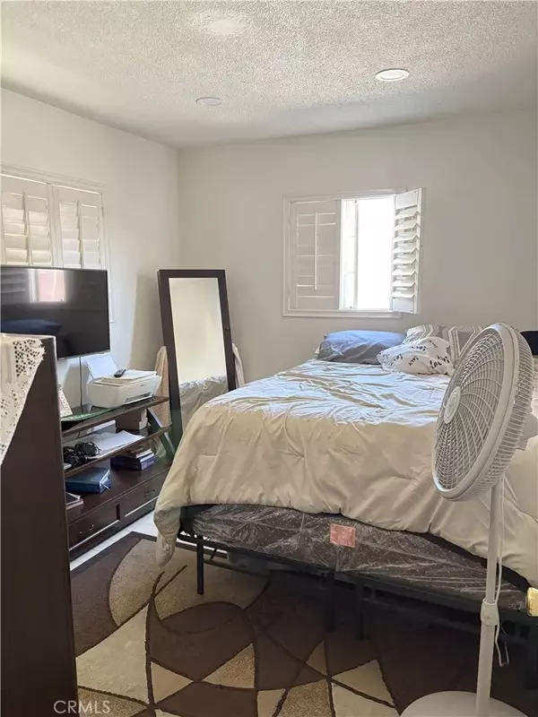 Commerce, CA 90040,2206 Cowlin Avenue