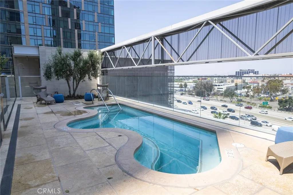 Los Angeles, CA 90017,877 Francisco Street #1105
