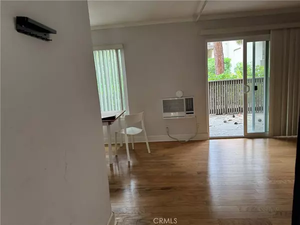 La Jolla, CA 92037,8515 Villa La Jolla Drive #B