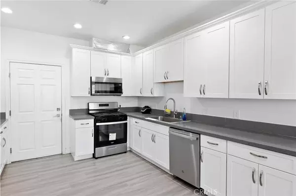 Rialto, CA 92376,572 N Teakwood