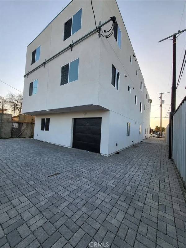 8418 S Main Street, Los Angeles, CA 90003