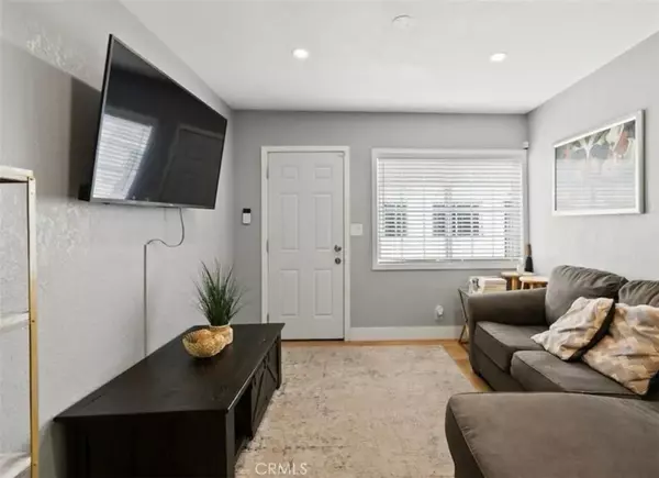 9816 S Hoover Street, Los Angeles, CA 90044