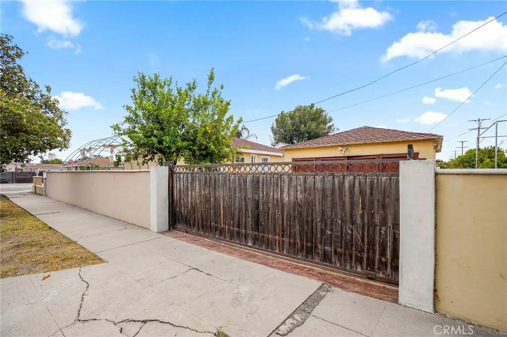 Van Nuys, CA 91411,6355 Peach Avenue