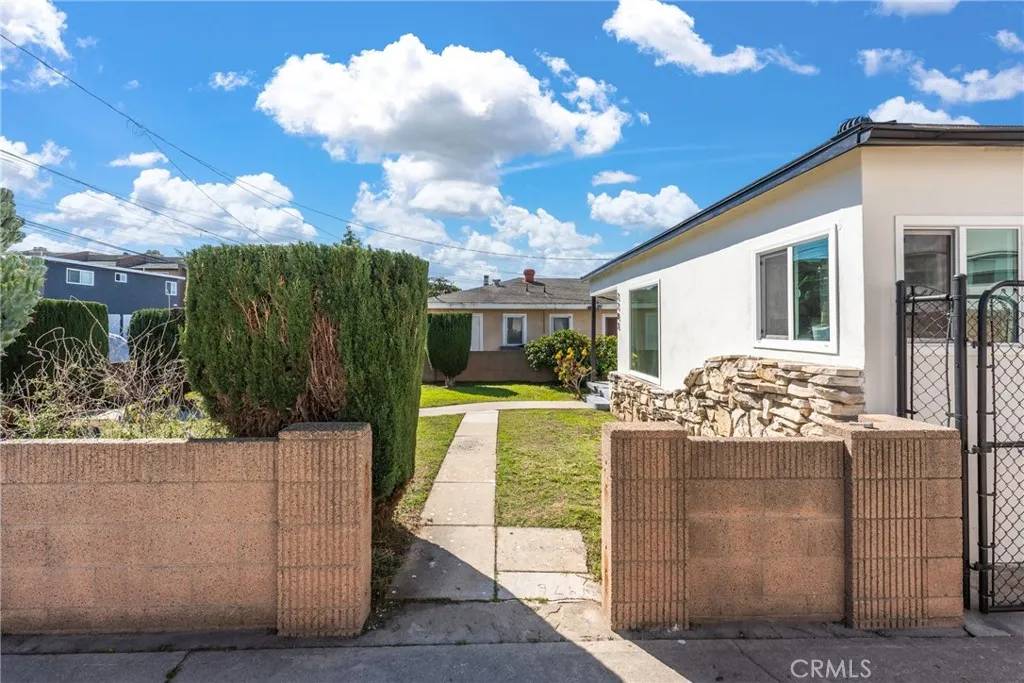 Signal Hill, CA 90755,2283 Gaviota Avenue
