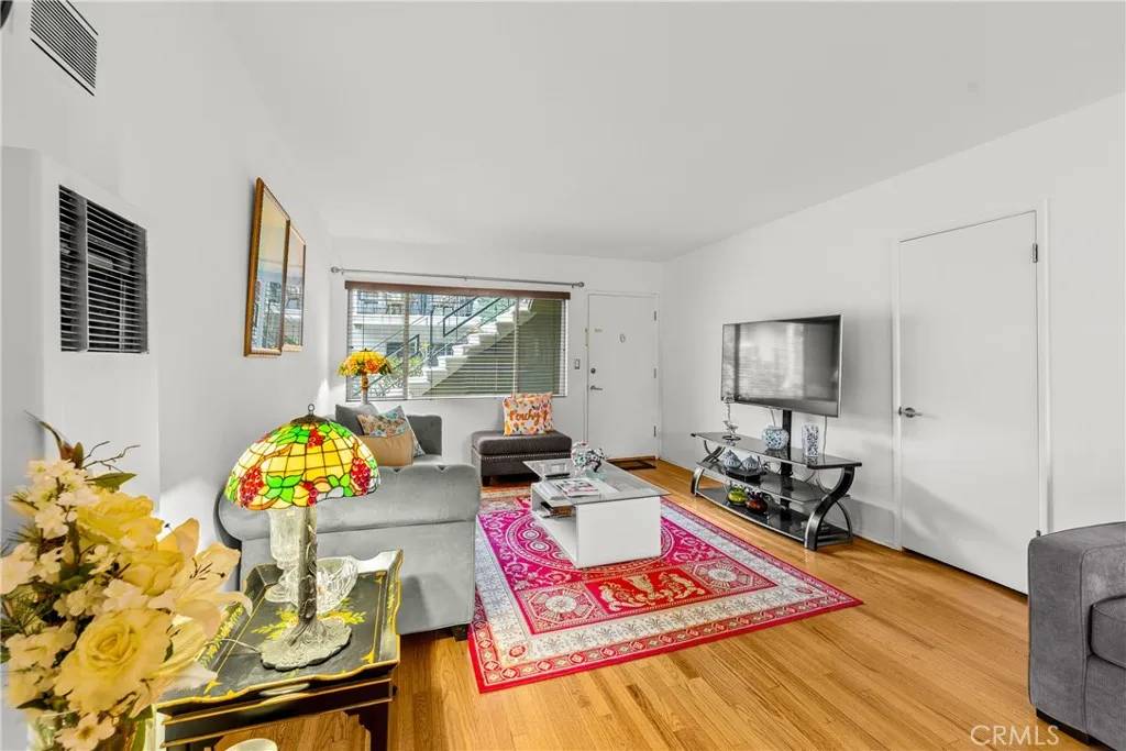 Los Angeles, CA 90027,4501 Finley Avenue #4