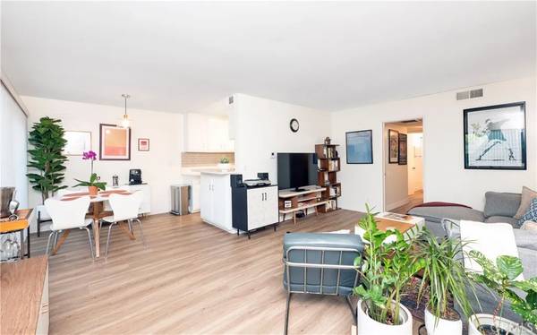 6160 Whitsett Avenue #4, North Hollywood, CA 91606