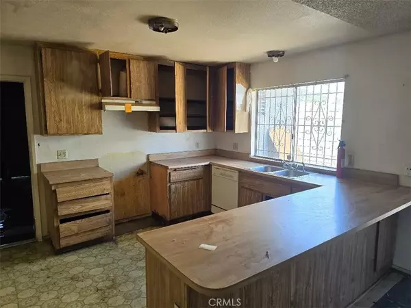 Compton, CA 90220,925 W Raymond Street