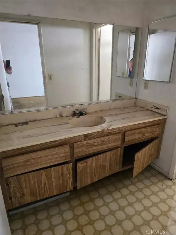 Compton, CA 90220,925 W Raymond Street