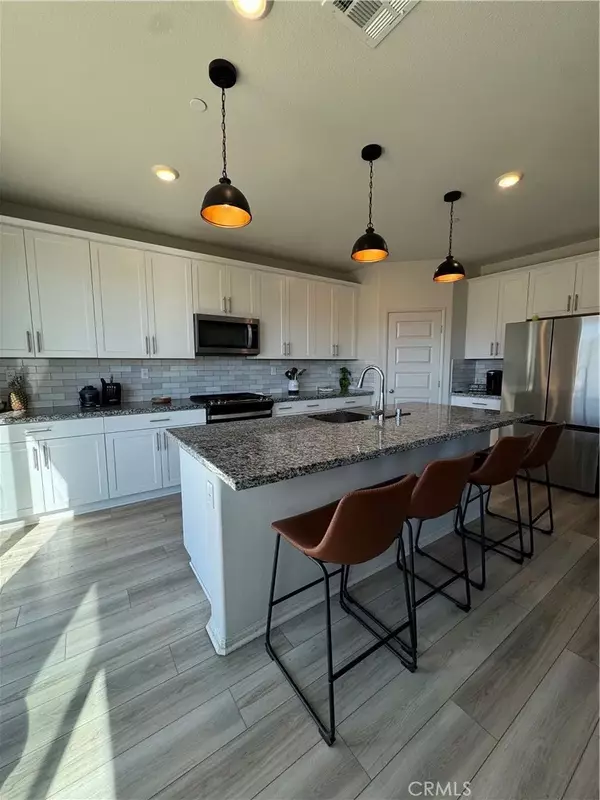 Lake Elsinore, CA 92532,19553 Hanging Rock Road