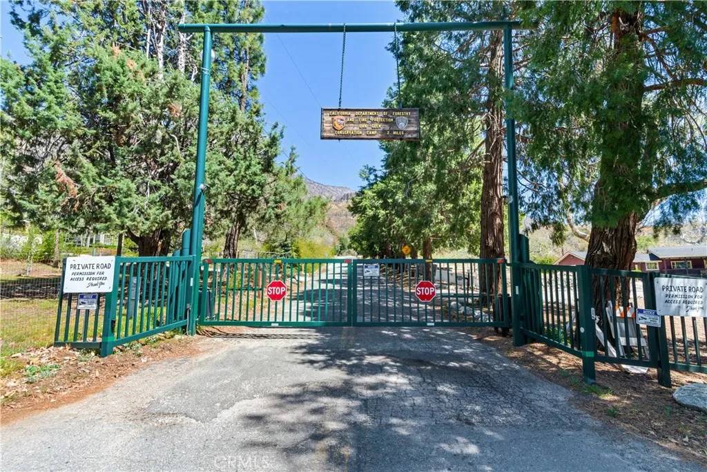 Oak Glen, CA 92399,0 Pine Bench