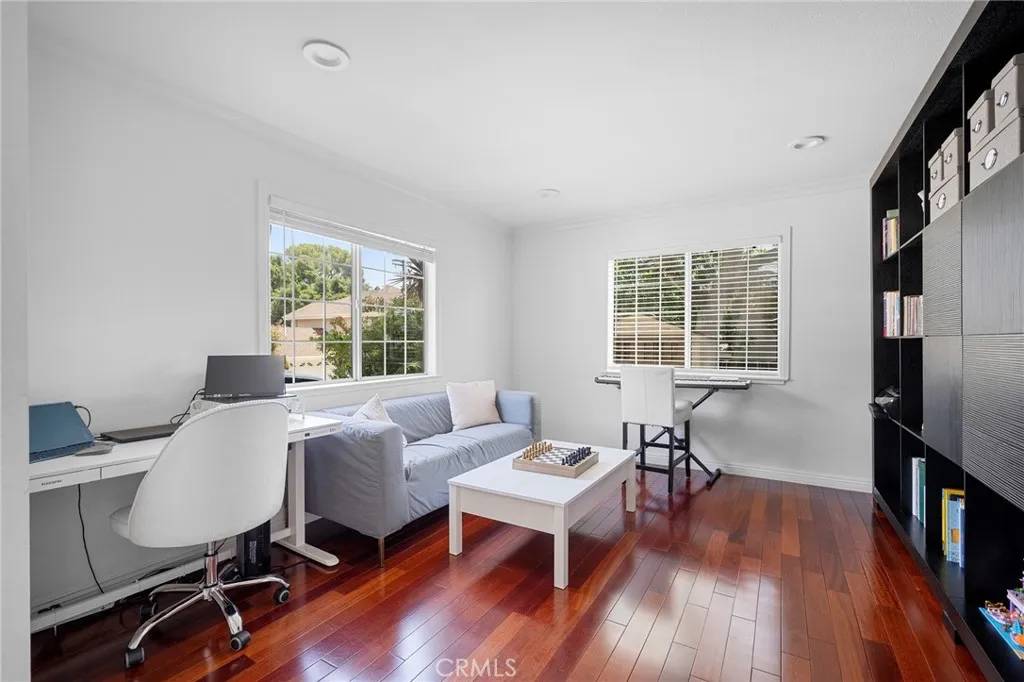 Tujunga, CA 91042,10111 France Avenue