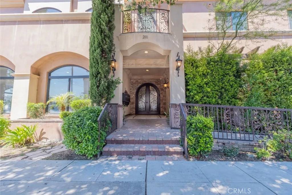 Burbank, CA 91506,201 N Reese Place #103