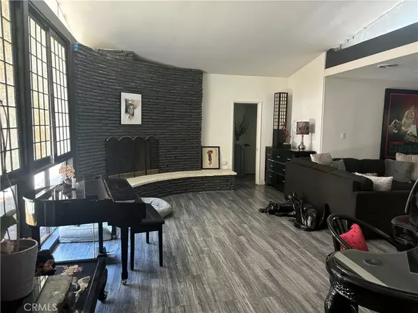 Tarzana, CA 91356,19404 Olivos Drive