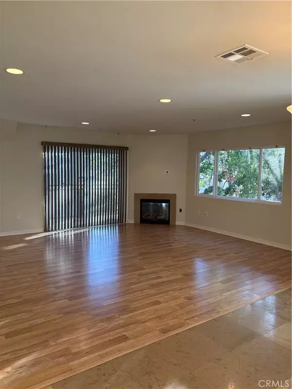 Tujunga, CA 91042,10207 Mountair Avenue #105