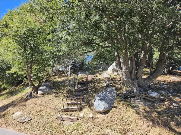 0 E Zermatt, Crestline, CA 92325