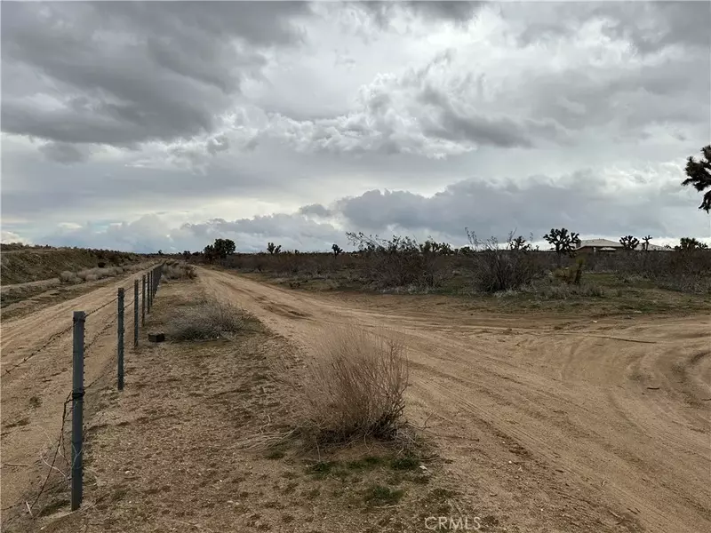 17 Smith, Phelan, CA 92371