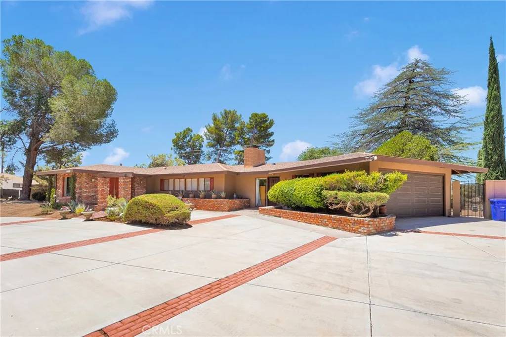 19955 Chickasaw Road, Apple Valley, CA 92307